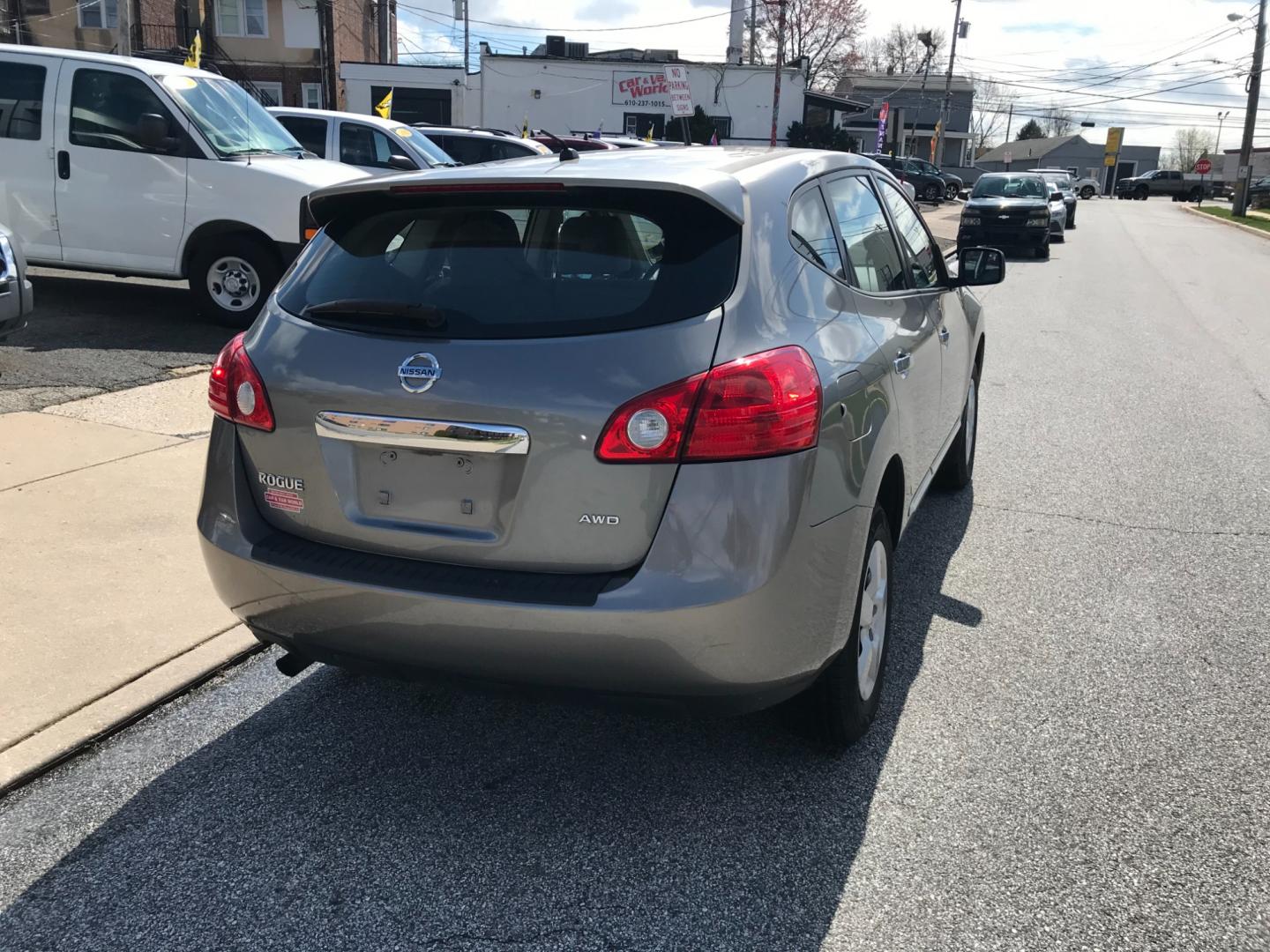 2011 Gray /Gray Nissan Rogue S (JN8AS5MV9BW) with an 2.5 V4 engine, Automatic transmission, located at 577 Chester Pike, Prospect Park, PA, 19076, (610) 237-1015, 39.886154, -75.302338 - Photo#6